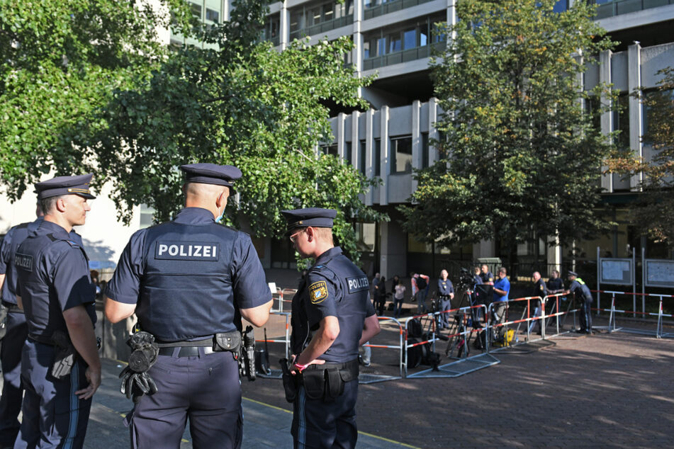Absperrungen, Polizisten und Medienleute stehen vor Prozessbeginn vor dem Strafjustizzentrum in München.