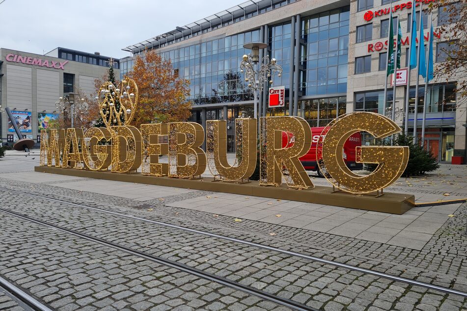 Der Schriftzug am Bahnhofsvorplatz ist eine LED-Installation der Lichterwelt Magdeburg und temporär (Dezember/Januar) in der Stadt.