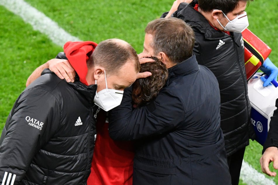 Hansi Flick (55) tröstet Joshua Kimmich (25) nach dessen Verletzung beim Bundesliga-Duell gegen den BVB.