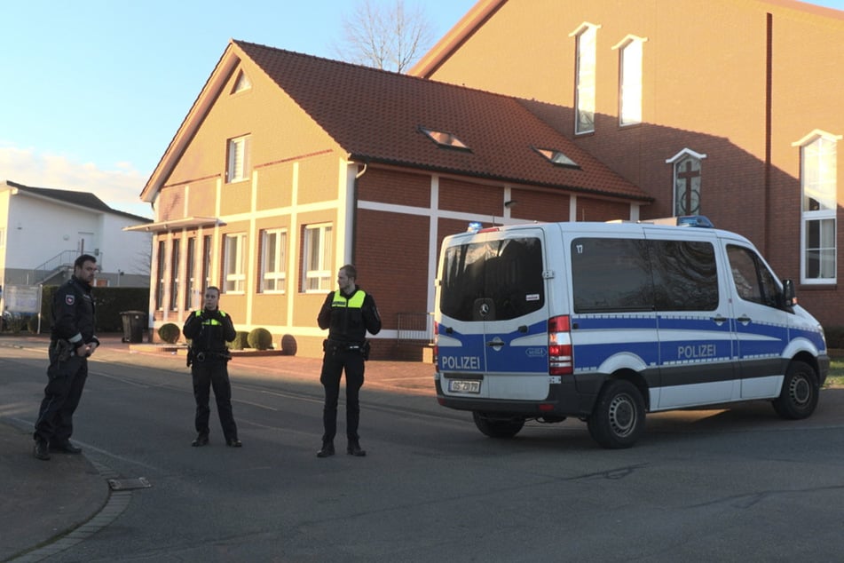 Mehrere Schüsse nahe Grundschule: Zwei Menschen lebensgefährlich verletzt!