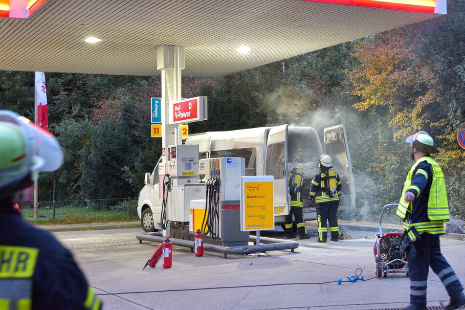 Während des Tankens fing der Wagen plötzlich Feuer.