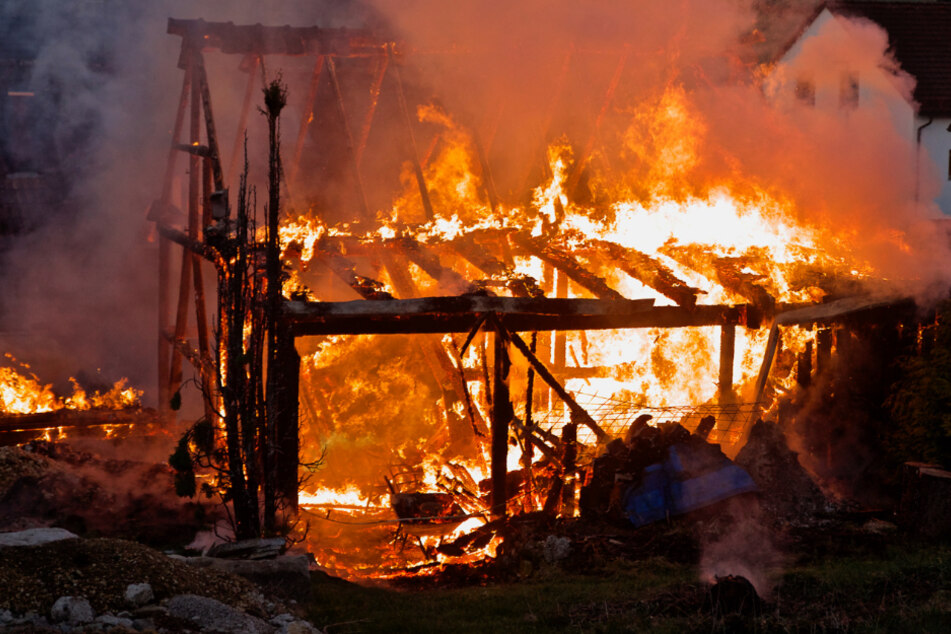 Die Scheune steht in Vollbrand.