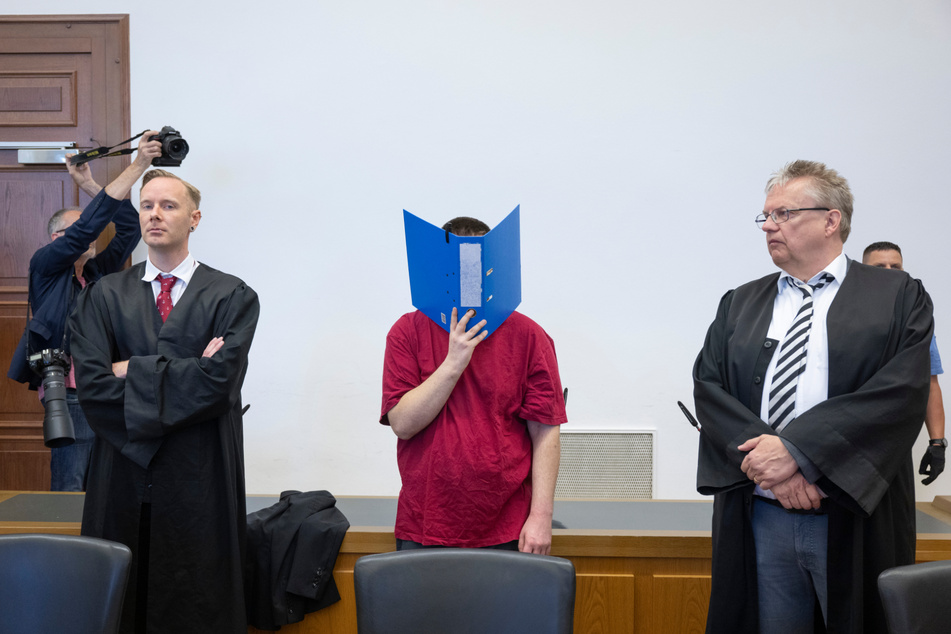 Die Staatsanwaltschaft wirft dem zum Tatzeitpunkt 30-Jährigen vor, die 14 Jahre alte Schülerin Ayleen aus dem südbadischen Gottenheim in Baden-Württemberg im Juli 2022 umgebracht zu haben.