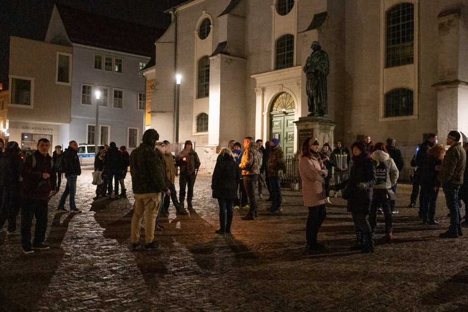 Zu einem "Spaziergang" trafen sich über 100 Menschen auf dem Theaterplatz in Weimar.