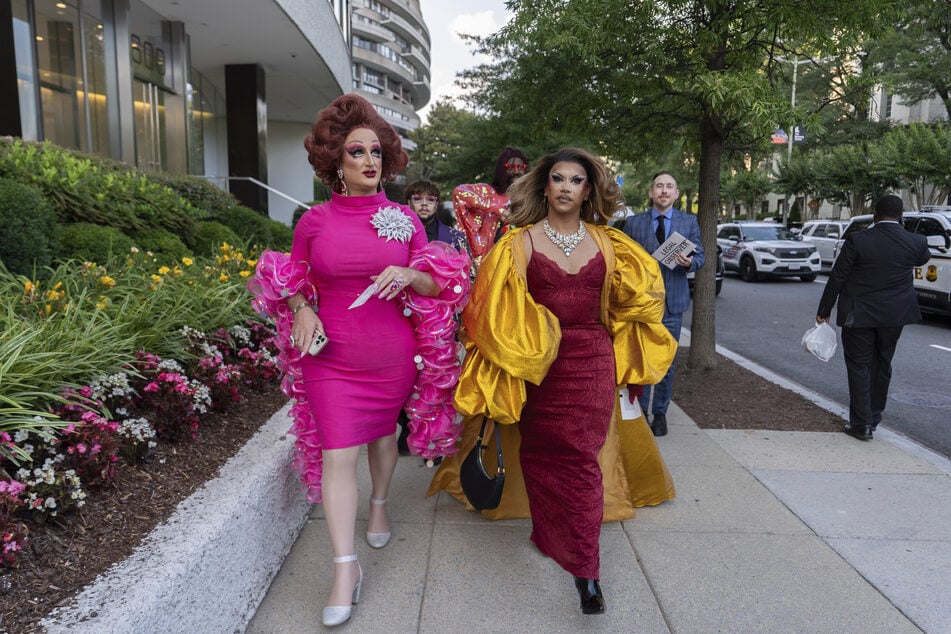 Vier Dragqueens besuchten ebenfalls das Musical, um ein Zeichen gegen die Übernahme des Kennedy Centers durch die US-Regierung zu setzen.