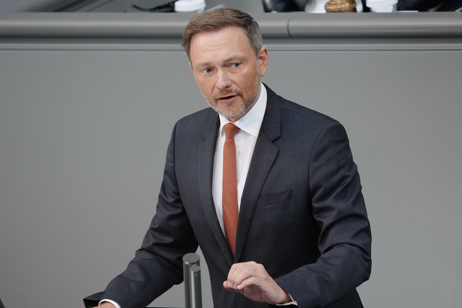 Bundesfinanzminister Christian Lindner (FDP) während der Sondersitzung des Bundestags zum Krieg in der Ukraine.
