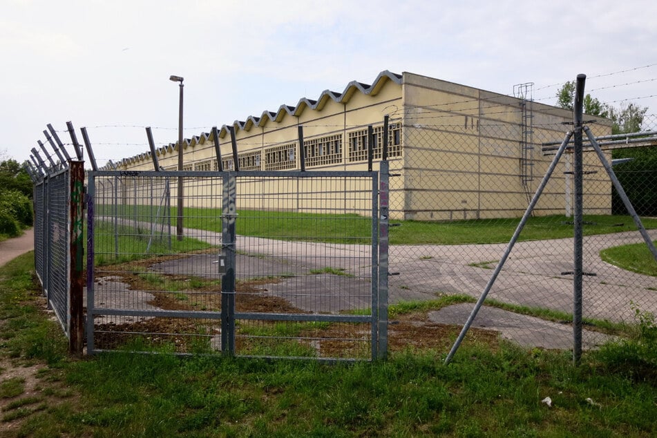 Hinter Stacheldraht: In diesen Lagerhallen des Polizeiverwaltungsamtes in Leipzig holten sich die meisten beschuldigten Polizisten ihre "Schnäppchen" ab.