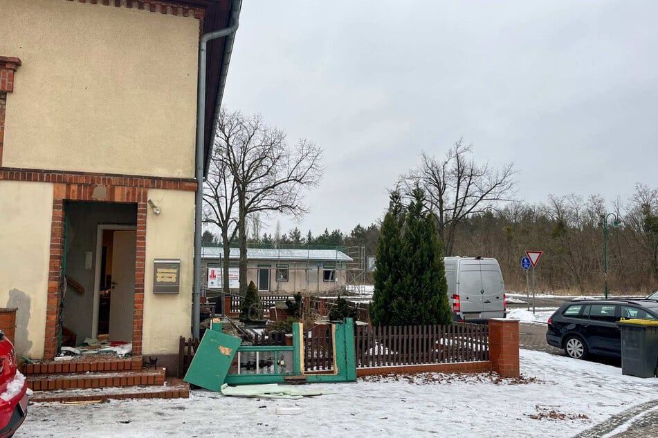 Von der Haustür ist nicht mehr viel übrig.