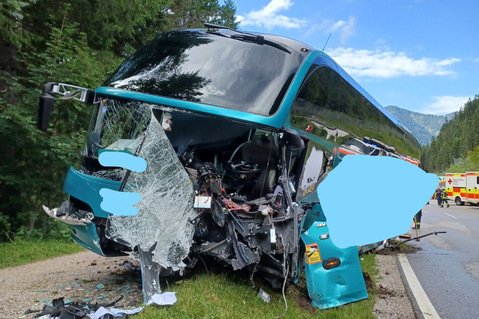 Bei einem schweren Crash mit einem Reisebus starb in Österreich ein junger Autofahrer (†19) noch an der Unfallstelle.