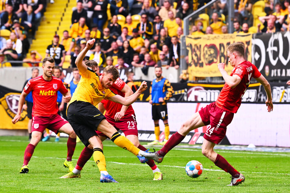 Der Führungstreffer: Christoph Daferner (2.v.l.) schießt zum 1:0 für Dynamo Dresden ein.