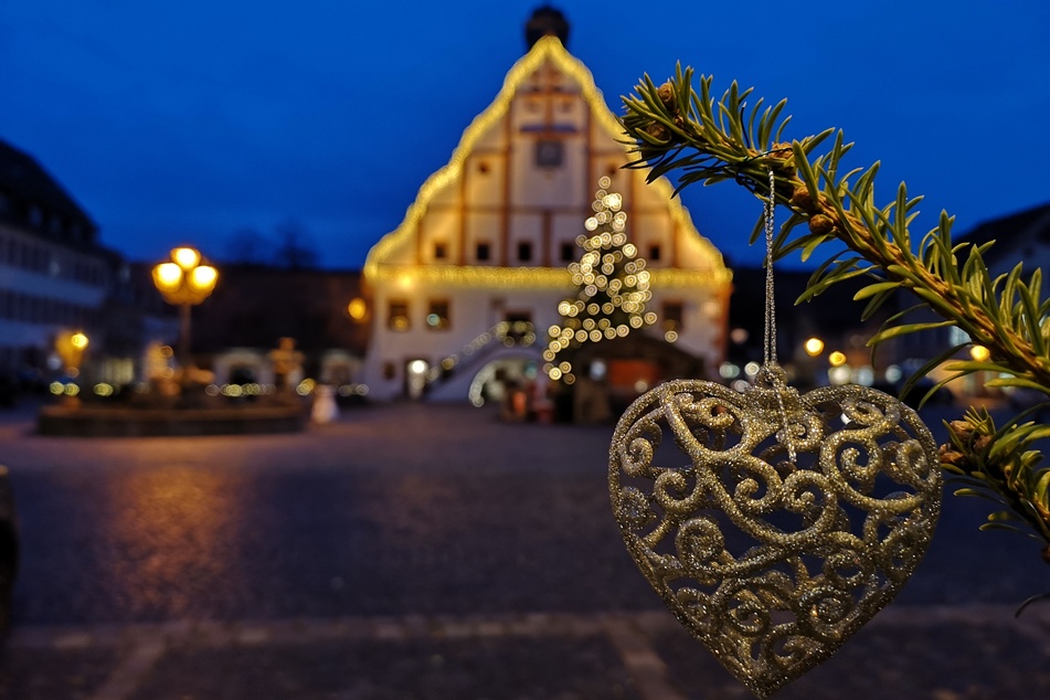 Das Rathaus am Markt in Grimma wird in der Adventszeit stimmungsvoll beleuchtet.
