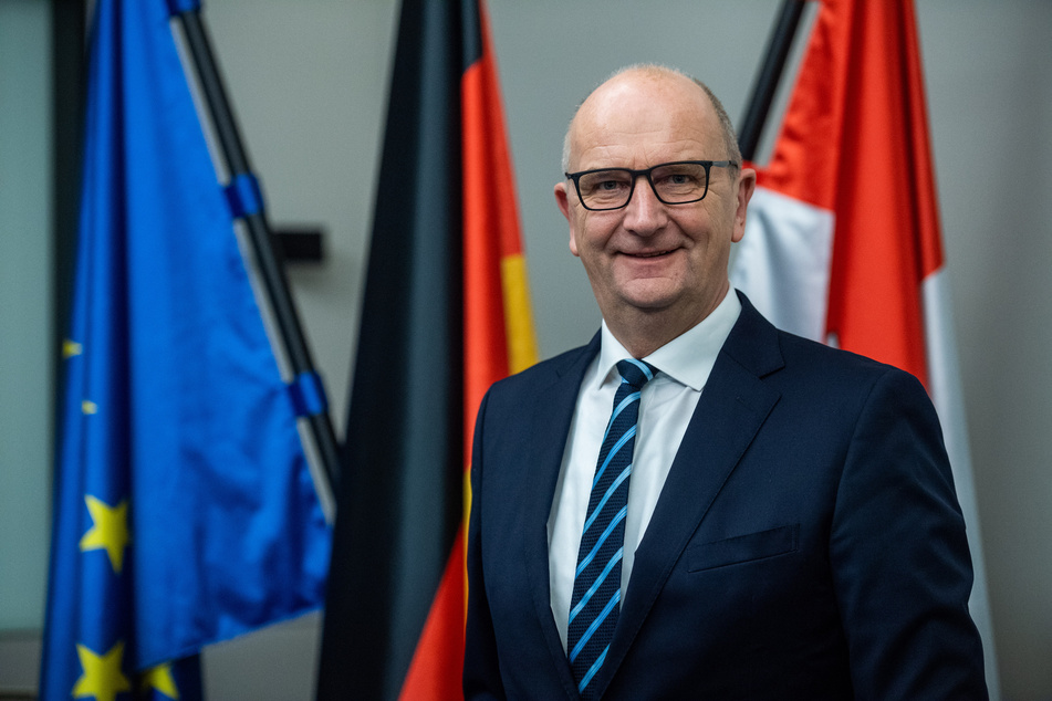 Dietmar Woidke (59, SPD), Ministerpräsident von Brandenburg, steht in der Staatskanzlei des Landes Brandenburg in seinem Büro.