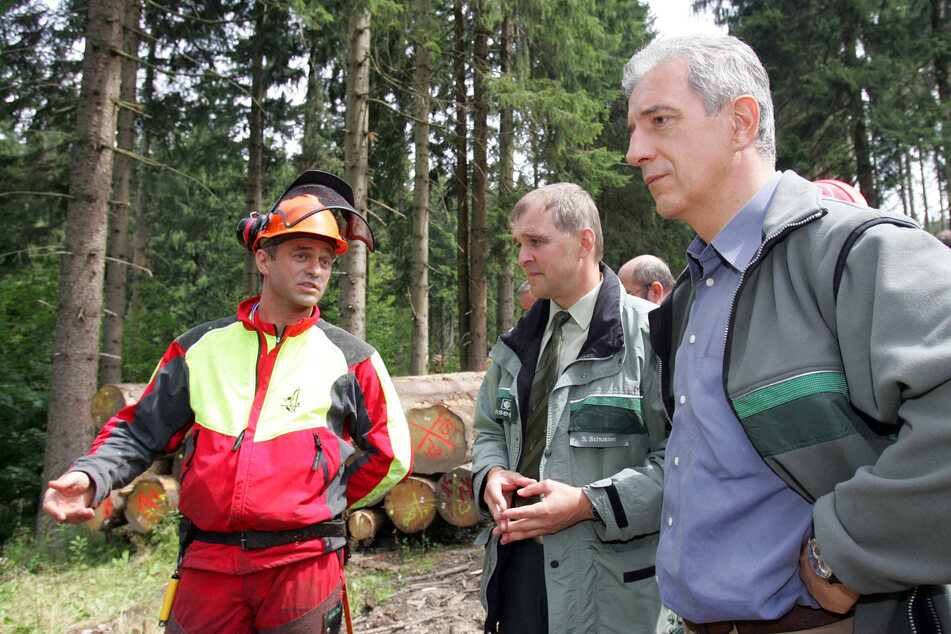 Schusser (M.), hier im Jahr 2007 mit Ex-MP Stanislaw Tillich (63, CDU, r.) und Waldarbeiter Thomas Schmidt.