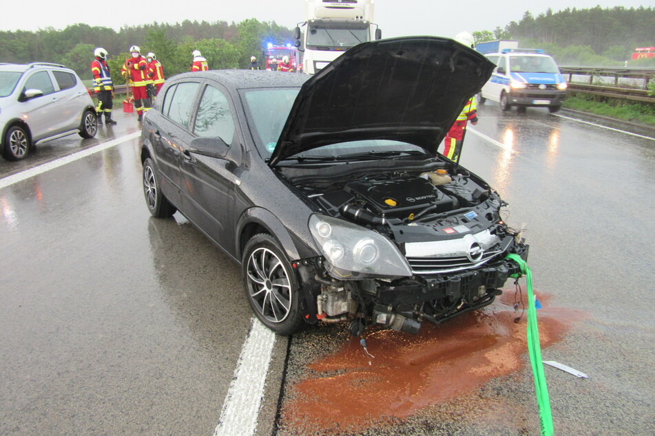 A4-Unfall: 21-Jährige kracht bei Regen gegen Leitplanke und wird schwer verletzt