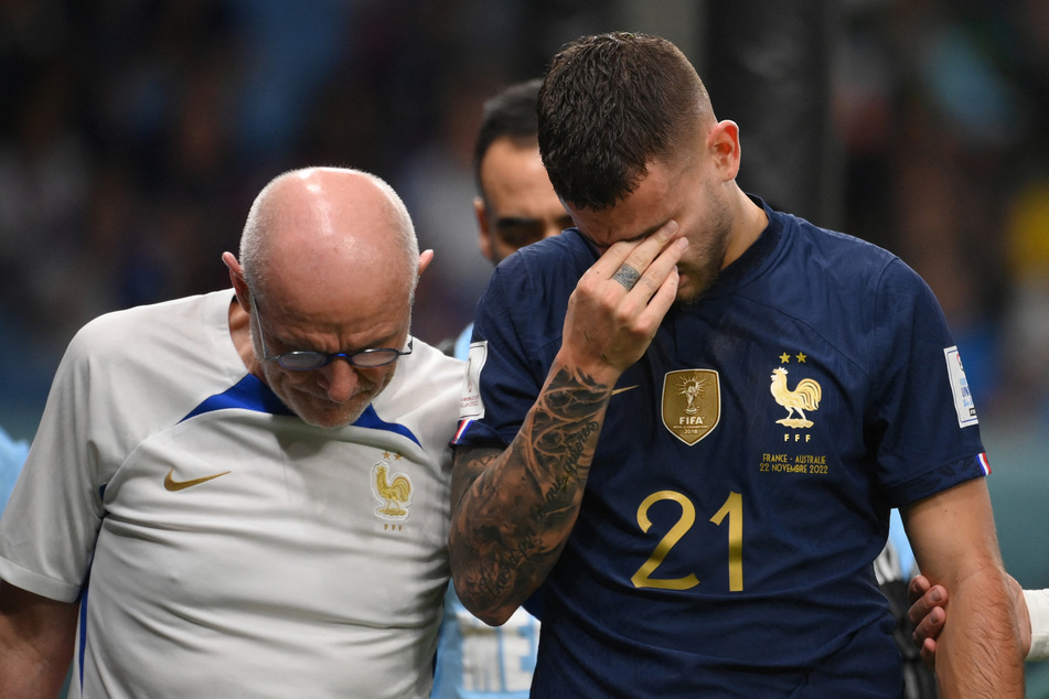Lucas Hernández (26, r.) hat sich bei der Weltmeisterschaft in Katar beim ersten Gruppenspiel Frankreichs schwer am Knie verletzt.