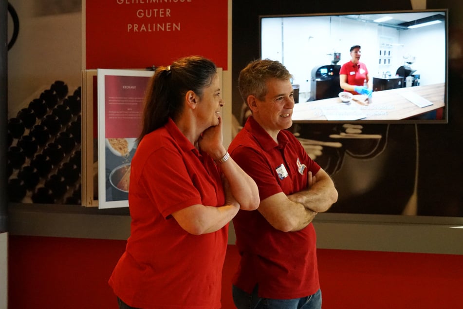 Darren Ehlert (r.) und Doreen Relius (l.) gaben auch gleich noch eine Führung durch das Schokoladenmuseum.