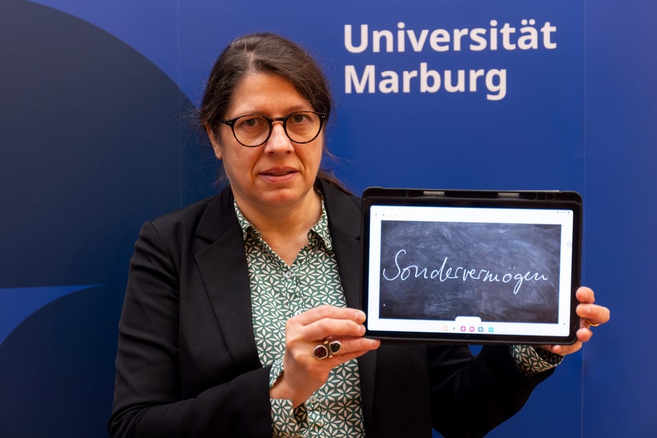 Als Professorin am Institut für Germanistische Sprachwissenschaft der Philipps-Universität Marburg und Sprecherin der Unwort-Jury verkündete Constanze Spieß (51) das Unwort des Jahres 2025 - "Sondervermögen".