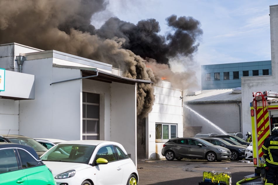Frankfurt: Feuer in Kfz-Betrieb richtet Millionenschaden an