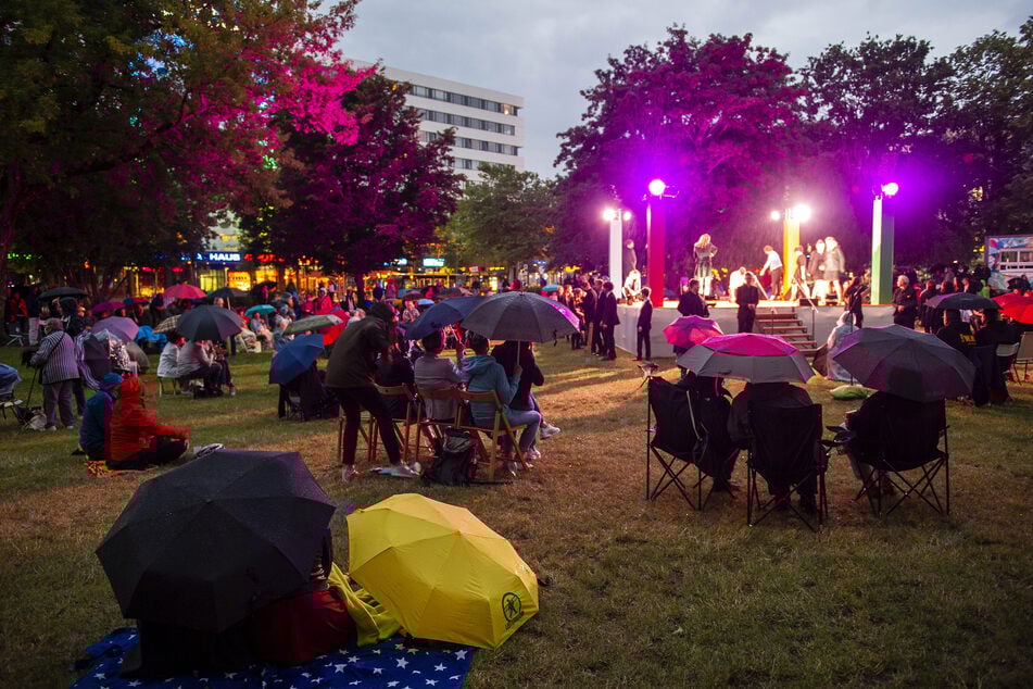 Selbst Regen und Kälte konnten den Festival-Fans beim Parksommer-Auftakt die gute Laune nicht verderben.