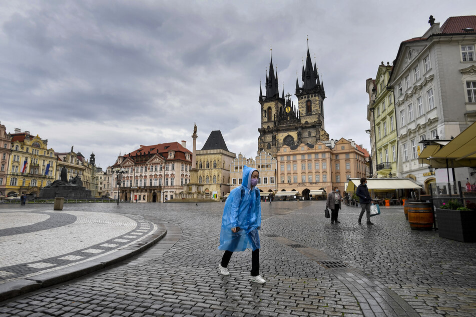 Eine Frau geht bei Regen durch die fast menschenleere Altstadt. Landesweit trat erneut der Notstand aufgrund der Corona-Pandemie in Kraft.