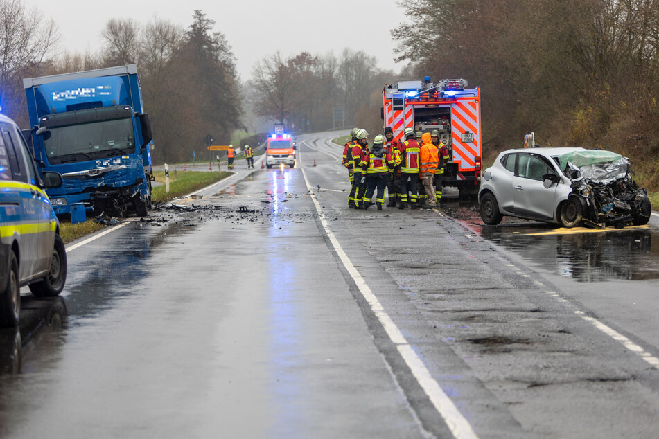 Bei einem tragischen Frontal-Unfall am Freitagvormittag kam ein Renault-Fahrer in der Nähe von Gelnhausen (Main-Kinzig-Kreis) ums Leben.
