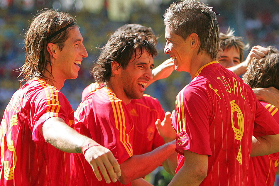 Raúl (heute 47, M.) und Fernando Torres (40, r.) spielten einst gemeinsam in der spanischen Nationalmannschaft. Mit beiden Sturm-Legenden soll sich Schalke 04 auf der Trainerposition beschäftigen. (Archivfoto)