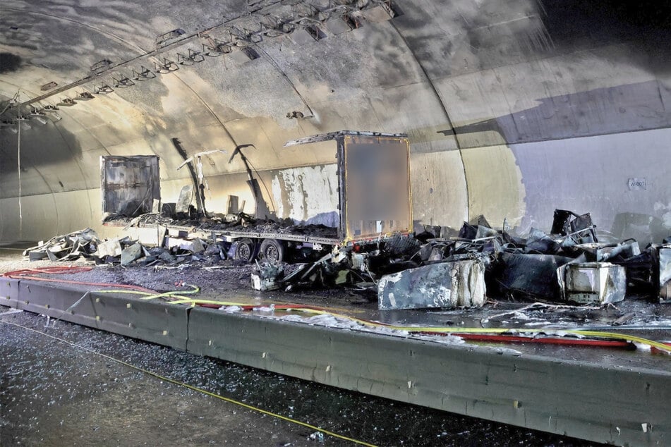 Staus nach Tunnelbrand: Züge und Autofahrer stecken fest
