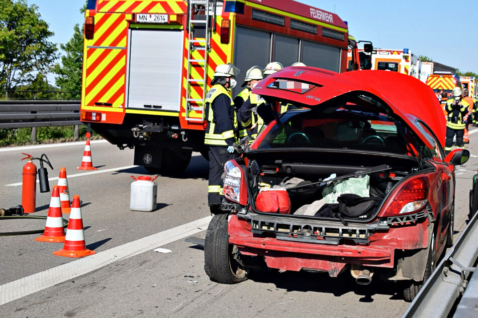 Ein Lkw hat auf der A96 in Bayern einen auf dem Seitenstreifen stehenden 18-Jährigen erfasst und tödlich verletzt.