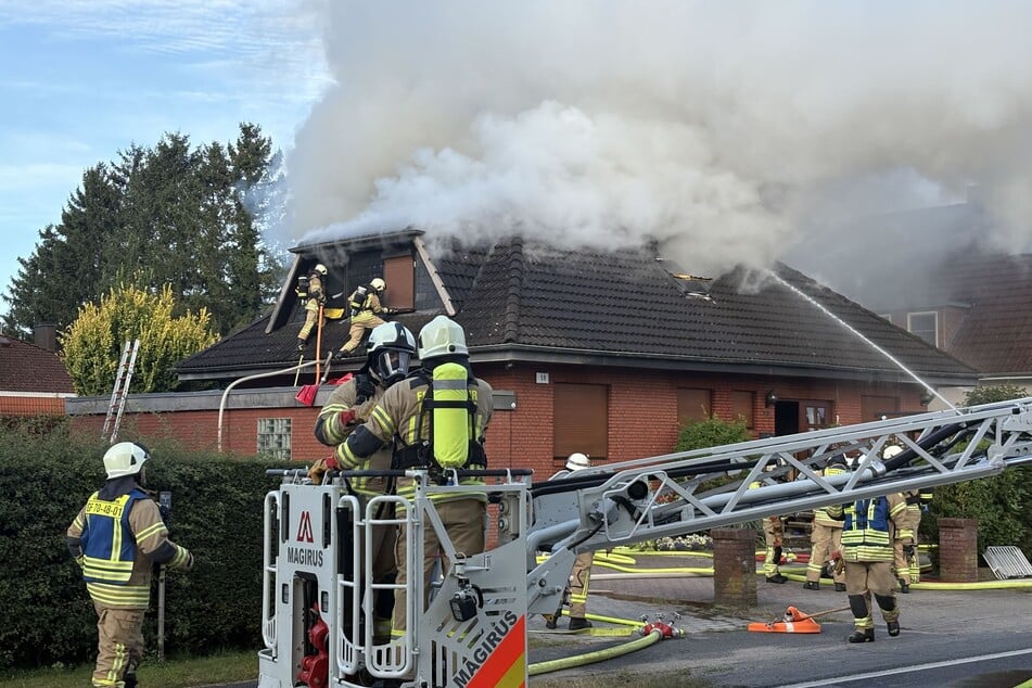 In Quickborn brach am Mittwochmorgen ein Feuer im Dachstuhl eines Hauses aus.