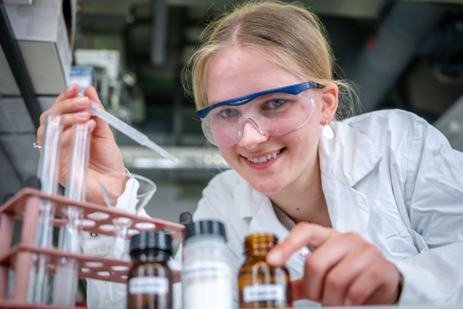 Elena Tiedtke (15) experimentiert im Labor.