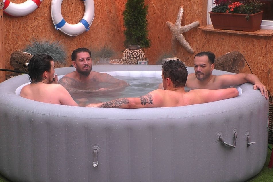 Matze Höhn (28, v.l.n.r.), Mike Heiter (32), Daniel Lopes (47) und Max Kruse chillen im Pool.