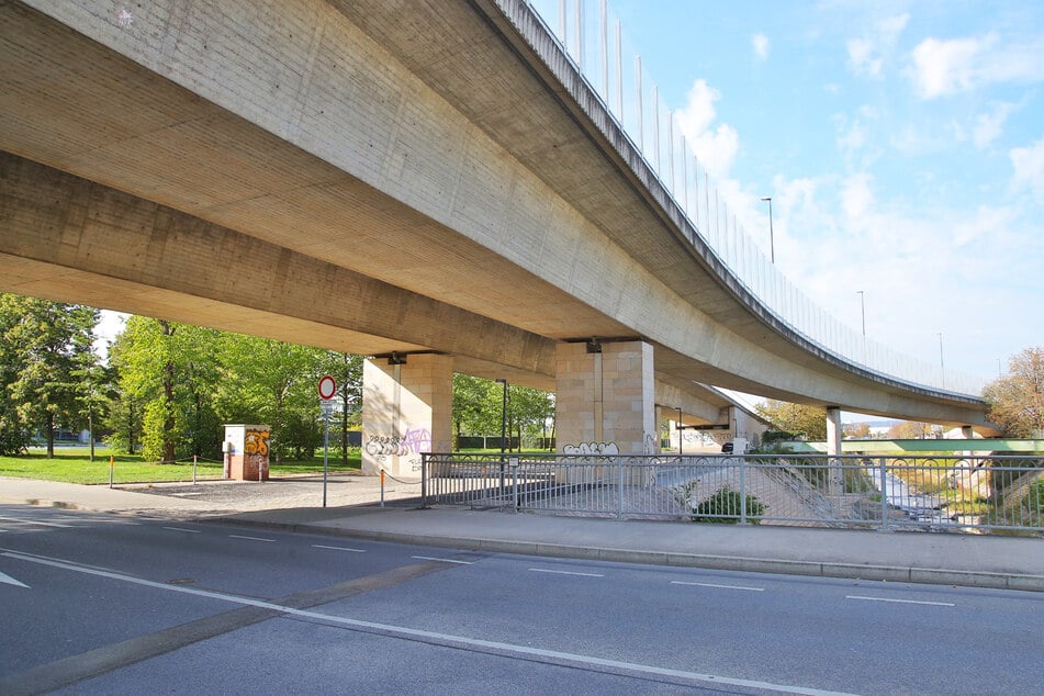 Diese Stellflächen unter der Löbtauer Brücke hätten Entlastung bringen sollen.