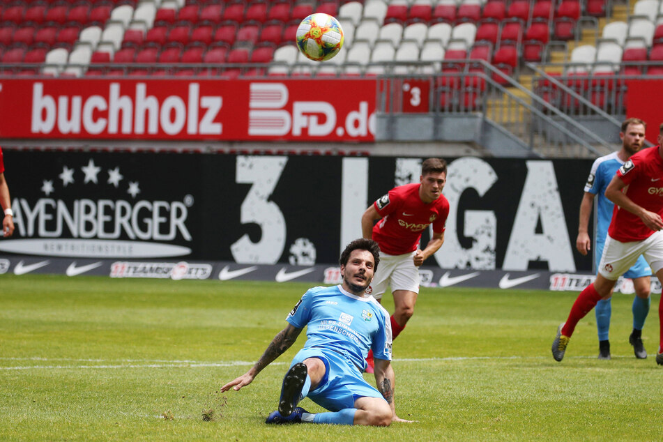 Die bittere Szene in der 40. Minute: Philipp Hosiner rutscht beim Elfmeter weg, der Ball geht weit am Lauterer Tor vorbei.