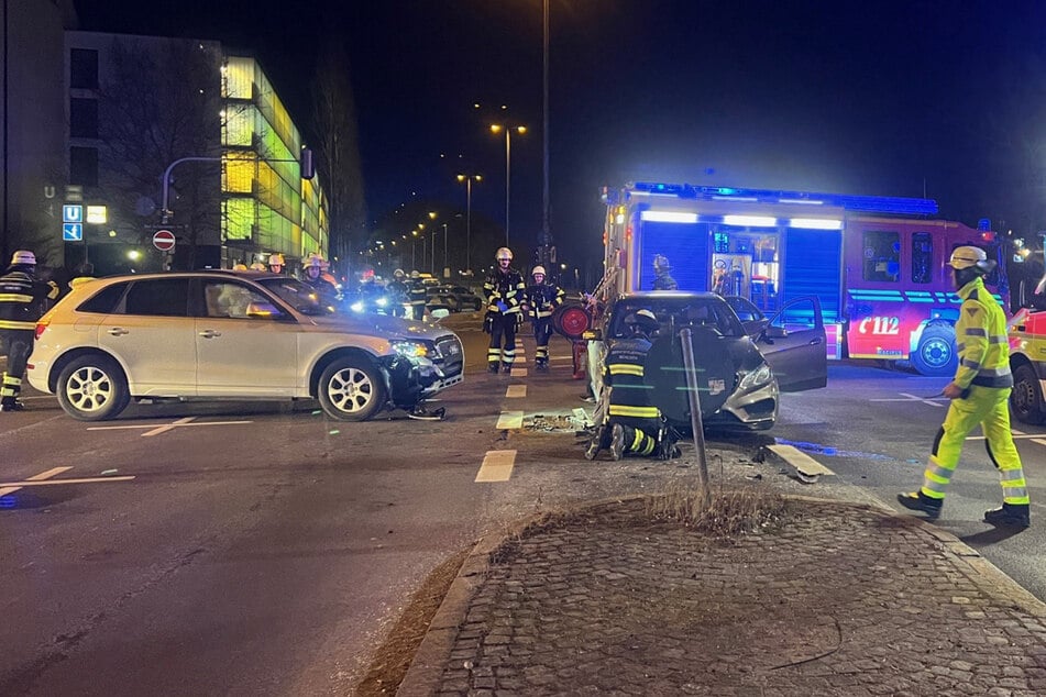 Feuerwehrleute sicherten die Unfallstelle in Ramersdorf ab.