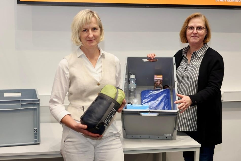 Elke Bröcker von der Leipziger Stadtreinigung und Sozialamt-Leiterin Martina Kador-Probst bei der Vorstellung der neuen Spendenaktion.