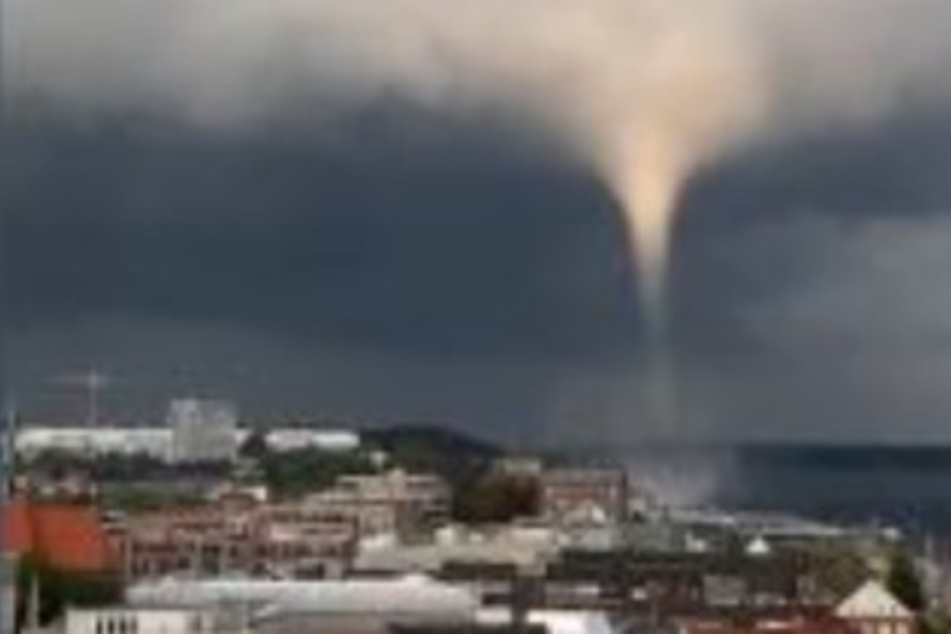 Der Tornado, der am Mittwochabend in Kiel wütete, ist auf der Aufnahme eines Augenzeugen klar zu erkennen.