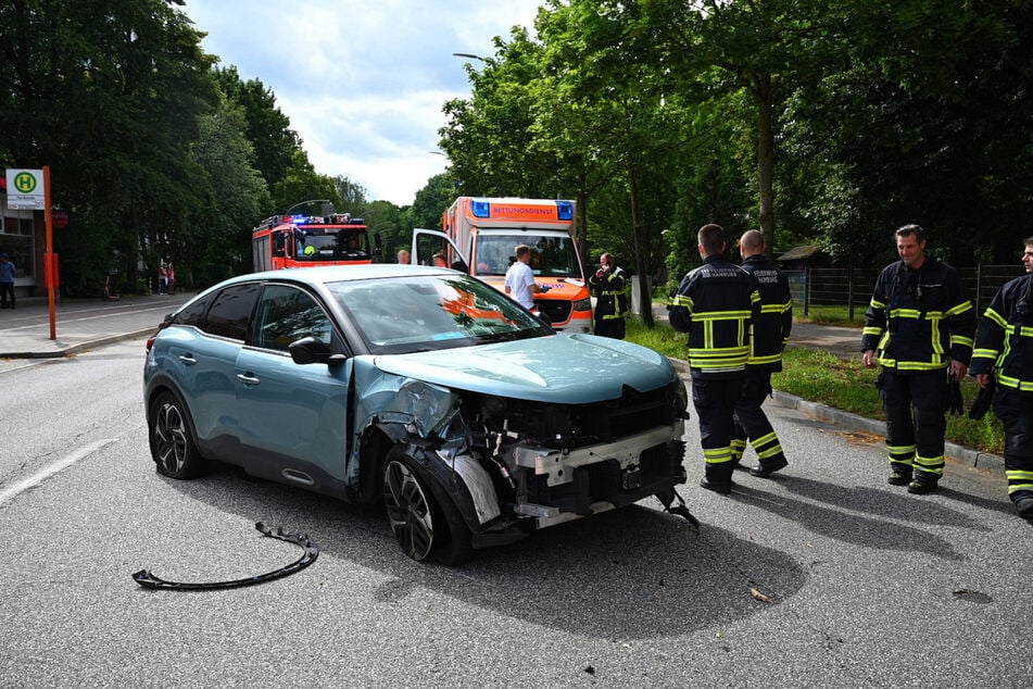 Am Sonntag krachte ein Auto in Hamburg gegen eine Straßenlaterne.