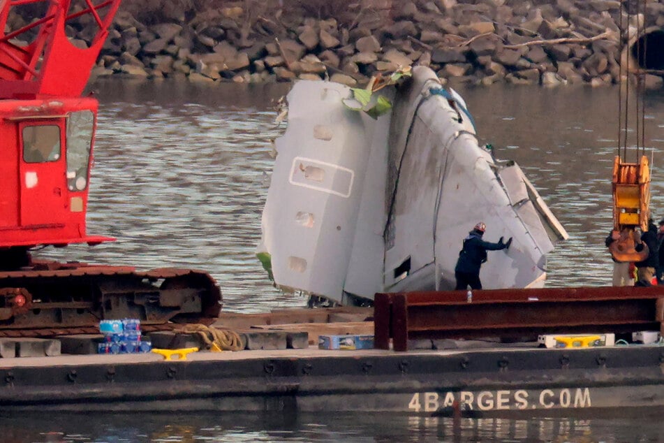 Salvage crews have recovered the bodies of all 67 people killed when a passenger plane and a US Army helicopter collided near Washington.