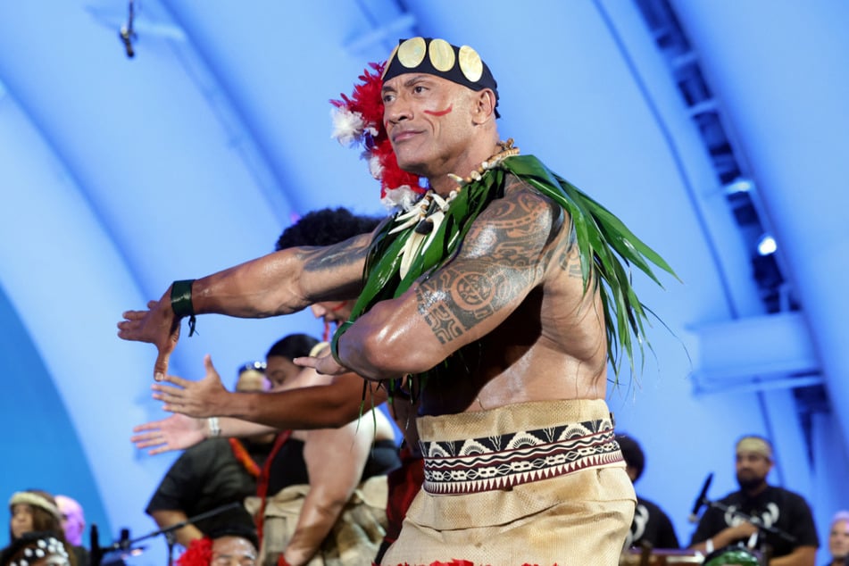 Bei der Weltpremiere im Hollywood Bowl in Los Angeles legte Dwayne Johnson auch gleich eine Performance als Halbgott Maui hin.