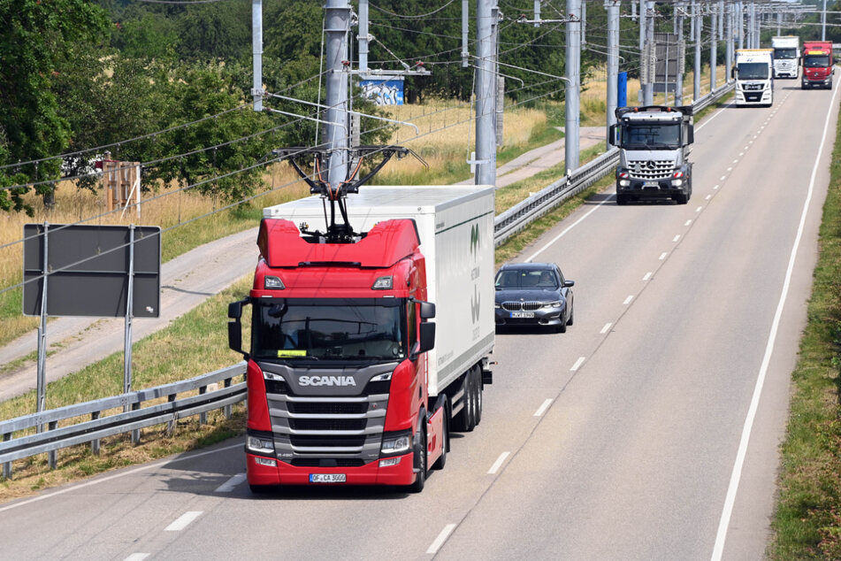 Bis September sollen fünf Elektro-Lkw auf der Strecke unterwegs sein.