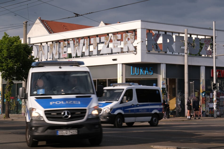 Während der Absicherung der Demonstration seien zwei Polizisten leicht verletzt worden. (Archivbild)