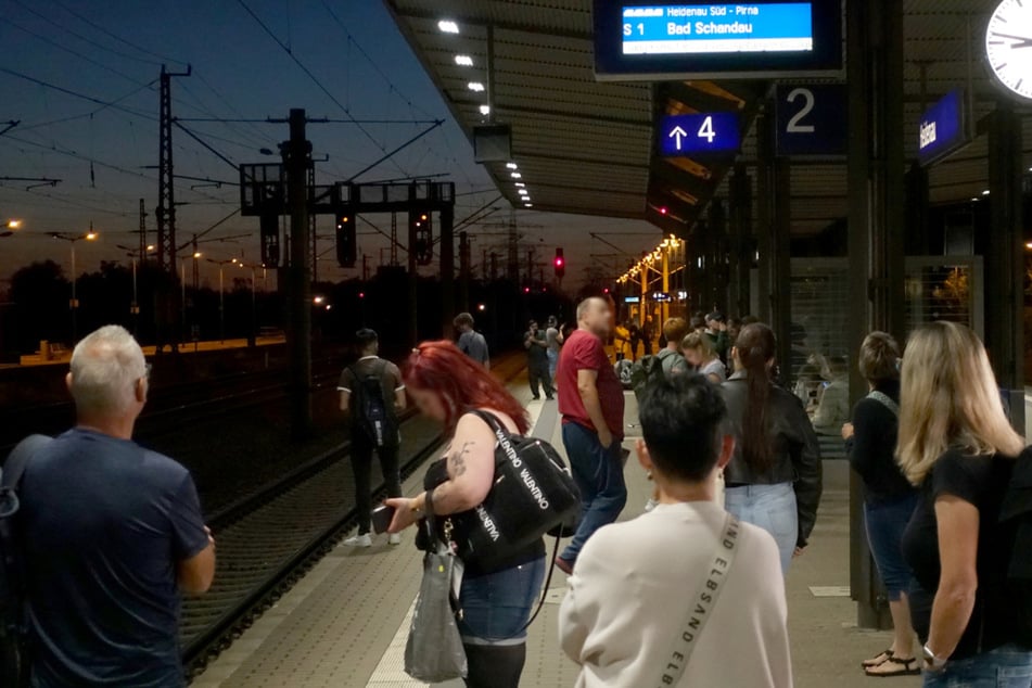 Sie wollen fahren, aber die Bahn will nicht. Ärger für Fahrgäste der S1.