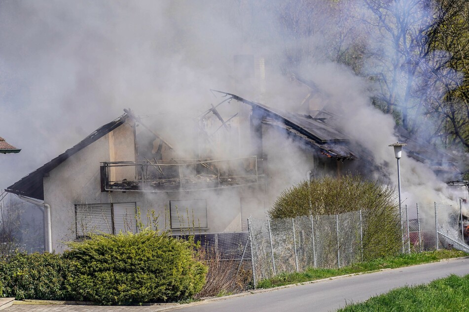 Ein Haus in Boxberg steht in Flammen.