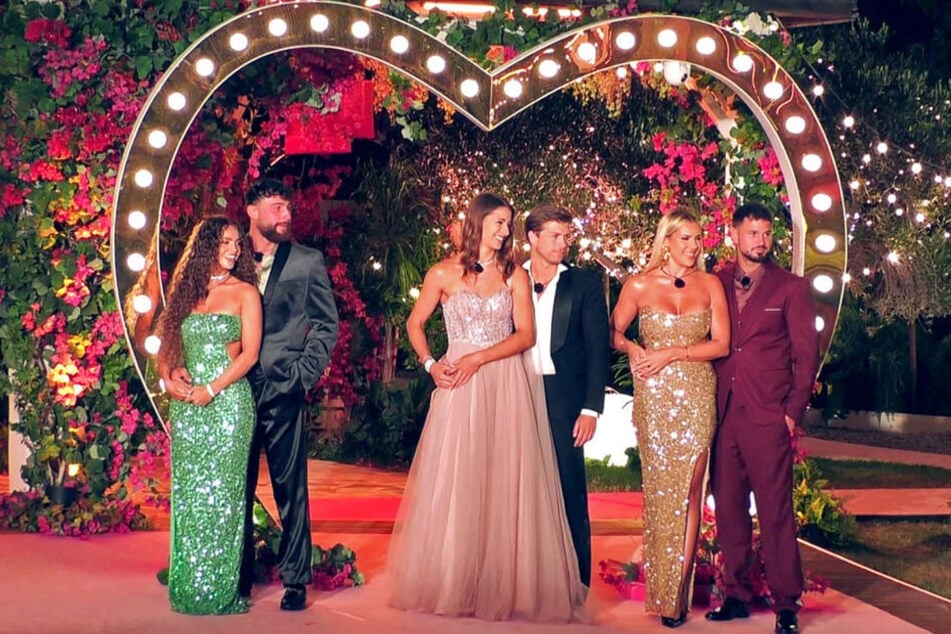 Stella und Josh (M.) gewannen Love Island VIP 2025, während Laura und Maurice (r.) es nach Jeje und Umut (l.) nur auf den dritten Platz schafften.