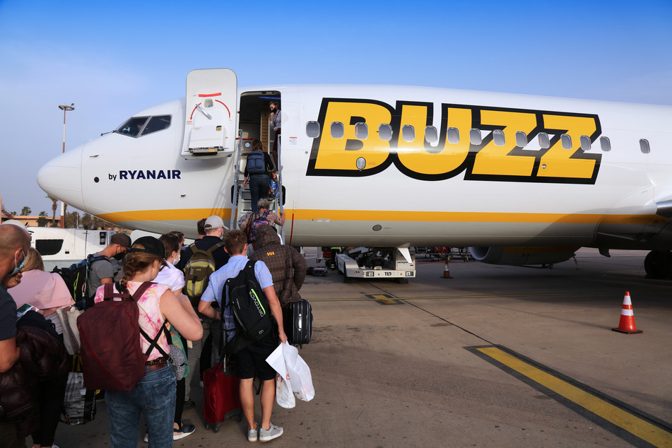 Eine Ryanair- bzw. Buzz-Maschine vom Typ Boeing 737 MAX 8 wollte gerade aus Stockholm nach Krakau starten, als Rauch in der Kabine aufstieg. (Symbolfoto)