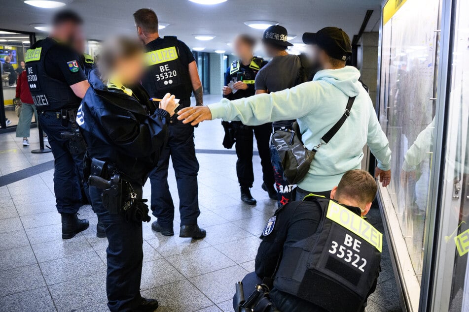 Auch am U-Bahnhof Alexanderplatz schaute die Polizei genau hin.