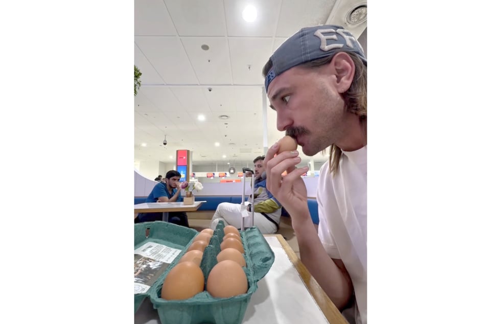 In mehreren Videos ist der 25-Jährige zu sehen, wie er mehrere Eier mit Schale verspeist.