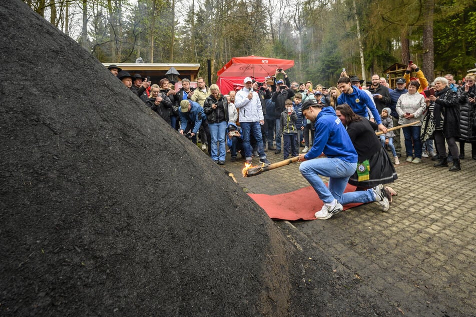 Ein kleines Spektakel im Erzgebirge: Am Sonntag wurde der Meiler entzündet.