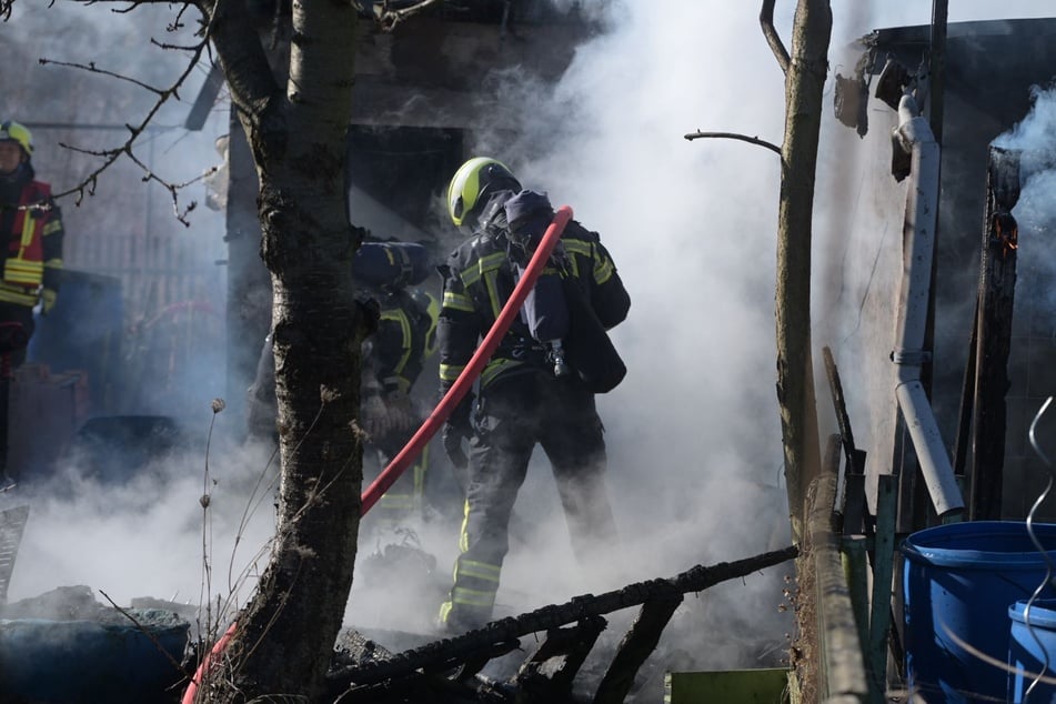 Feuerwehrkräfte löschen den Brand.