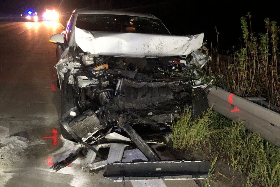 Am frühen Montagmorgen ist ein 21-jähriger VW-Fahrer in einen vor ihm fahrenden Lkw gekracht und wurde dabei schwer verletzt.